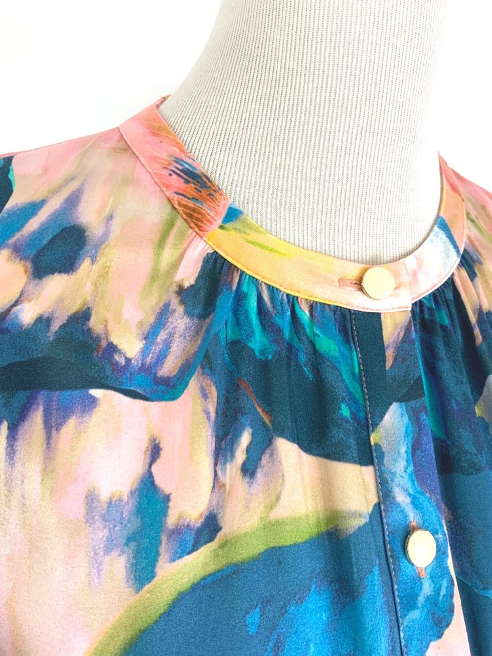 New St. John Collection Silk Floral Watercolor Blue Pink Blouse Sz 8 - Picture 7 of 16